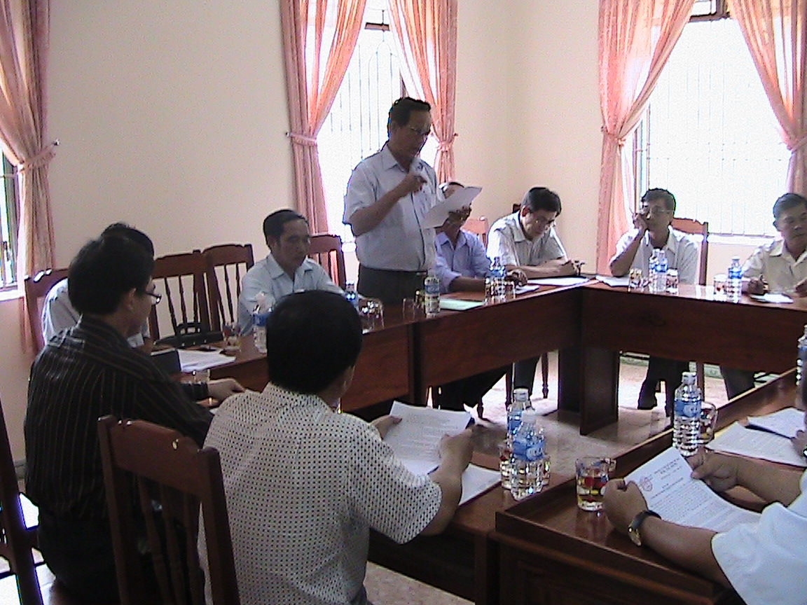 Chủ tịch UBND tỉnh, lãnh đạo Sở NN & PTNT tình kiểm tra công tác phòng chống bão lụt tại hồ Định Bình.