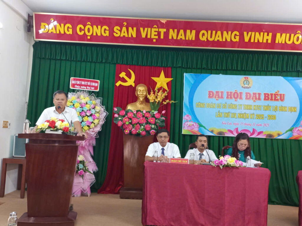 Chu tich cty phat bieu