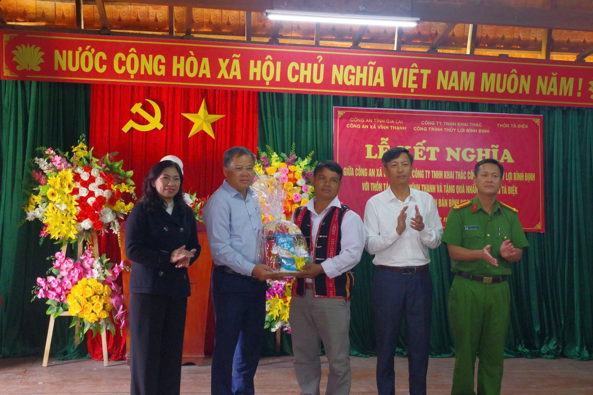 Lễ kết nghĩa giữa Công ty TNHH Khai thác công trình thủy lợi Bình Định, Công an xã Vĩnh Thạnh với thôn Tà Điệk